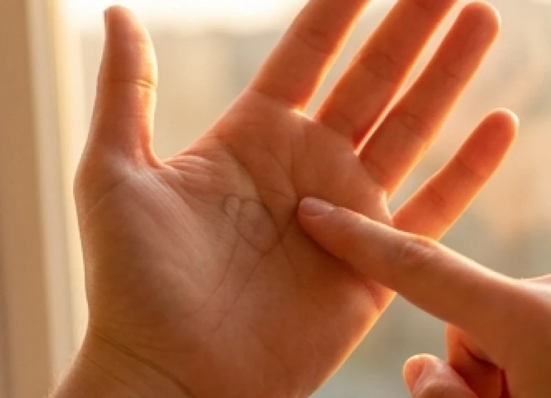 Đường tình duyên mờ: Ý nghĩa theo hai tay và cách hóa giải 1 Cận cảnh lòng bàn tay có nếp chỉ tình duyên mờ nhạt kéo dài về phía dưới ngón trỏ