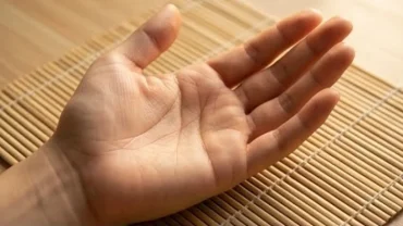 Bàn tay mở rộng hiển thị rõ nét đường trí đạo dài chạy vắt ngang qua lòng bàn tay