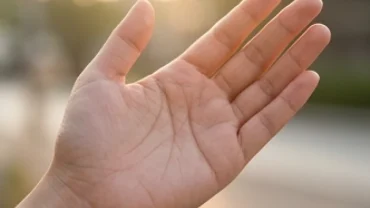 Bàn tay phụ nữ hiện đại với đường trí đạo ở nữ rõ nét dưới ánh sáng tự nhiên