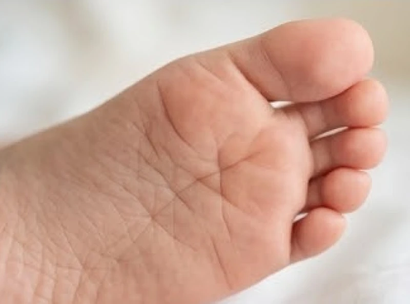 Quan sát các đường vân và nốt ruồi dưới gan bàn chân để tìm kiếm yếu tố bù trừ vượng khí phong thủy