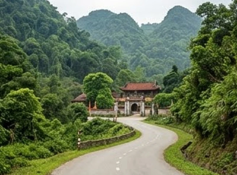 Văn khấn xin lộc Đền Bắc Lệ: Trọn bộ bài khấn và cách sắm lễ 5 Đoạn đường thanh bình rợp bóng cây dẫn lối vào khuôn viên bãi gửi xe Đền Bắc Lệ