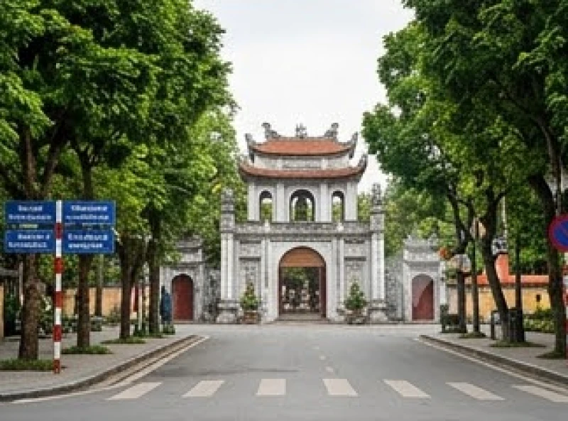 Dòng xe cộ và người đi bộ di chuyển trật tự trên tuyến đường dẫn vào cổng chính đền Cửa Ông
