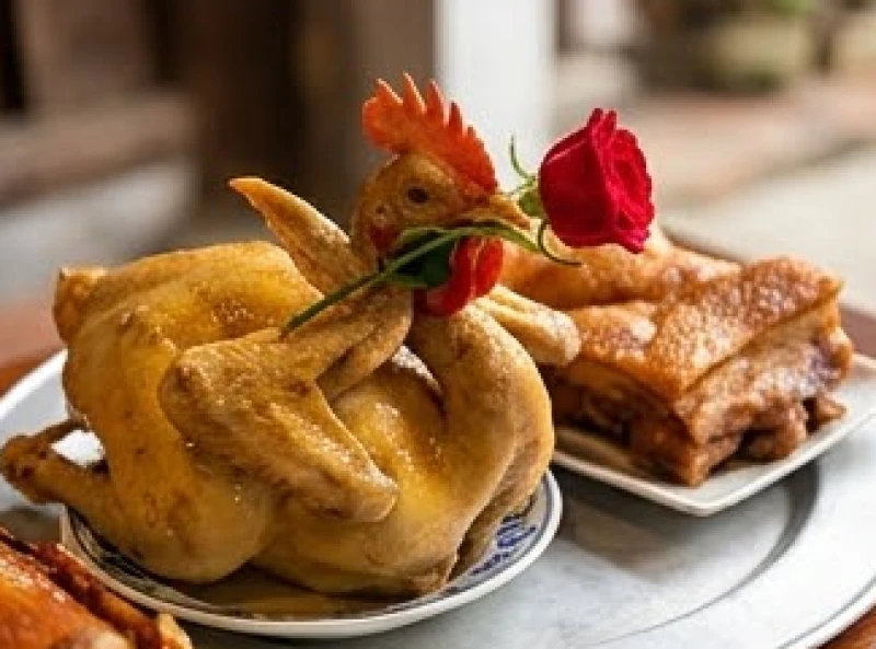 Văn khấn miếu Ngũ Hành: Bài cúng chuẩn và sắm lễ ngũ sắc 5 Gà trống luộc nguyên con ngậm hoa hồng đỏ nổi bật trong mâm lễ mặn dâng kính các Thánh Mẫu
