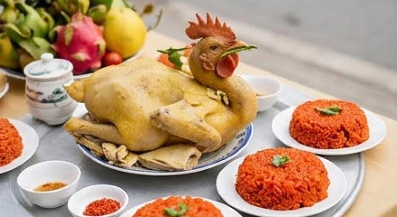 Văn khấn khai trương cửa hàng: Mẫu bài cúng và trình tự nghi lễ 3 Đĩa gà trống luộc chéo cánh và xôi gấc đỏ được chuẩn bị cho mâm lễ cúng khai trương