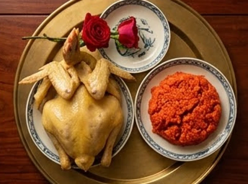 Văn khấn đổi họ cho con nuôi: Bài cúng gia tiên và mâm lễ chuẩn 6 Mâm lễ mặn cúng gia tiên gồm xôi gấc đỏ tươi và gà luộc chéo cánh ngậm hoa hồng rực rỡ