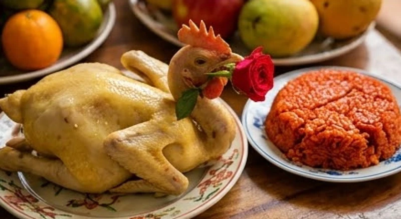 Đĩa xôi gấc đỏ rực đắp khuôn đẹp mắt đặt cạnh con gà trống luộc tạo dáng chéo cánh ngậm hoa hồng trên mâm cúng
