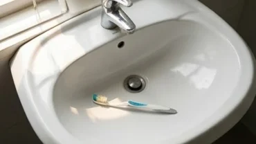 Hiện tượng gãy bàn chải đánh răng mang theo điềm báo tâm linh về những rắc rối trong lời ăn tiếng nói hàng ngày