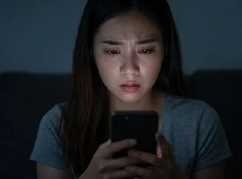 Mơ thấy người yêu hiện tại gặp lại người cũ: Điềm báo & ứng xử 3 Ánh mắt đăm chiêu lo lắng khi lặng lẽ lướt xem các trang mạng xã hội trên điện thoại giữa đêm khuya