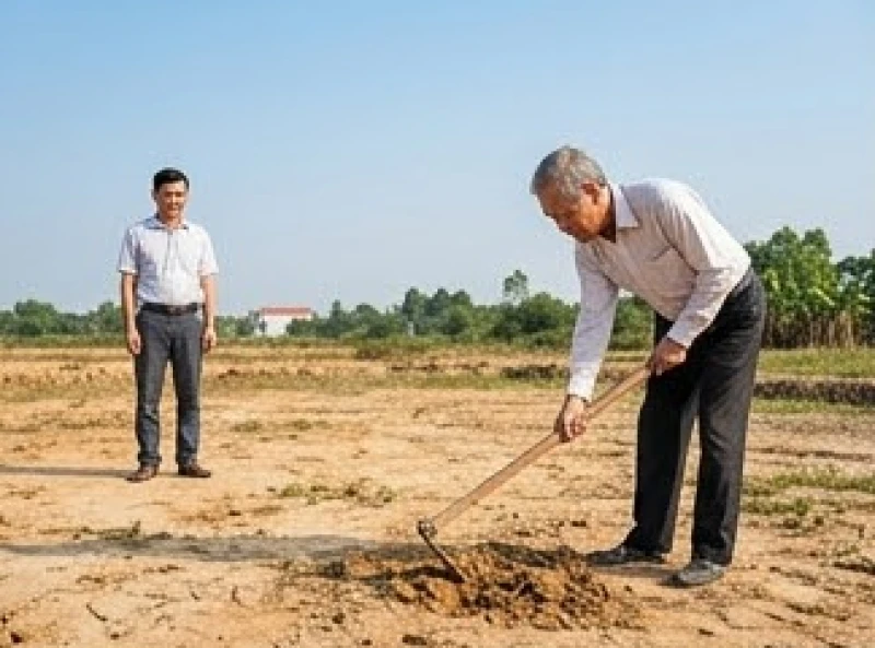 Gia chủ đứng từ xa quan sát người đại diện thực hiện nghi thức mượn tuổi làm nhà trên khu đất