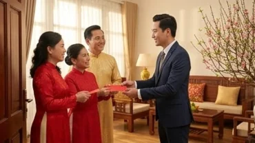 Gia chủ tuổi Dần chọn người xông đất năm 2027 trao lì xì rạng rỡ trước hiên nhà sáng mùng 1 Tết