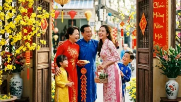 Gia chủ tuổi hợi chọn người xông đất năm 2027 tươi cười trao phong bao lì xì đỏ trước cửa nhà đón lộc xuân