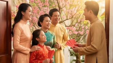 Gia chủ tuổi Hợi chọn người xông đất năm 2027 đón tài lộc đầu năm Đinh Mùi với nụ cười rạng rỡ.