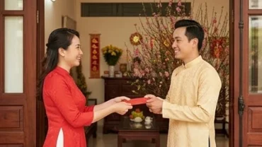 Gia đình và gia chủ tuổi tuất chọn người xông đất năm 2027 vui vẻ đón khách quý bước qua cửa vào sáng mùng 1