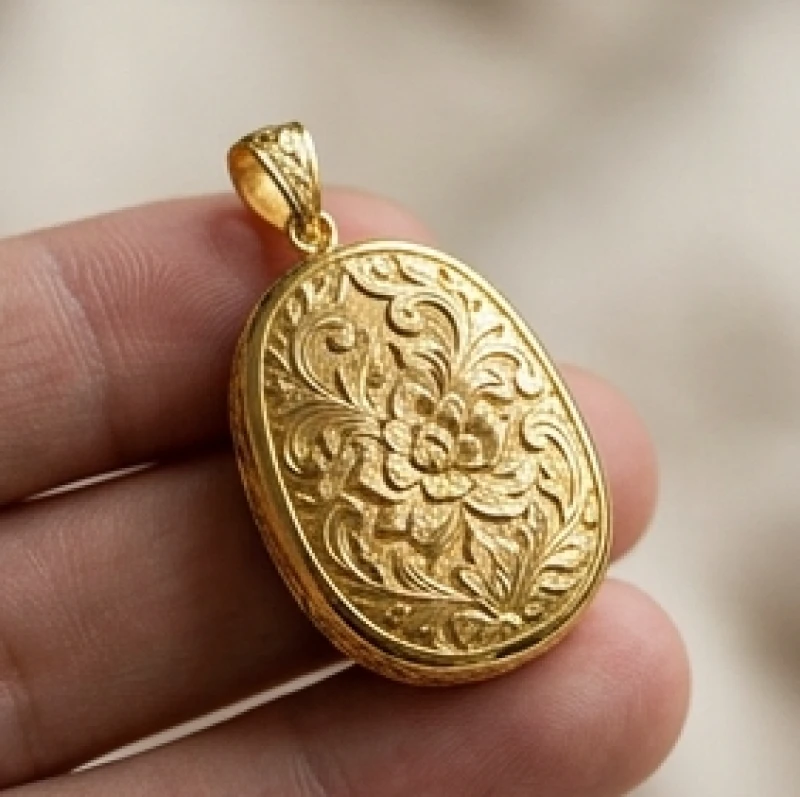 Mặt lưng của viên đá được bọc kín bằng vàng 18K chạm trổ hoa văn