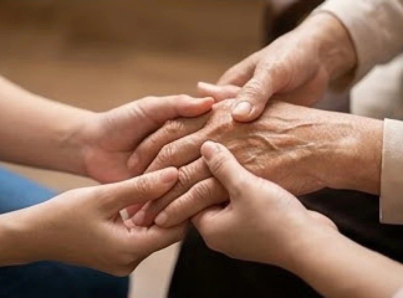 Thế hệ con cháu ân cần xoa bóp tay và trò chuyện vui vẻ cùng người thân lớn tuổi