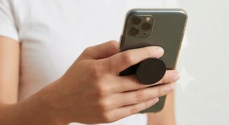 Mặt lưng điện thoại được gắn giá đỡ giúp bàn tay cầm máy dễ dàng mà không tạo áp lực lên ngón trỏ