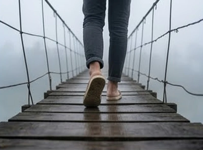 Mơ thấy đi qua cầu: Giải mã điềm báo, con số và cách hóa giải 2 Bước chân chần chừ ngập ngừng trên nhịp cầu treo rung lắc dữ dội giữa lớp sương mù dày đặc che khuất