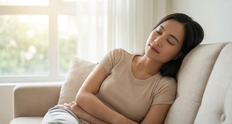 Mơ thấy máu kinh nguyệt của mình: Giải mã chi tiết và con số 2 Người phụ nữ nhắm mắt nghỉ ngơi trên sofa, gương mặt thư thái sau chuỗi ngày làm việc mệt mỏi và kiệt sức
