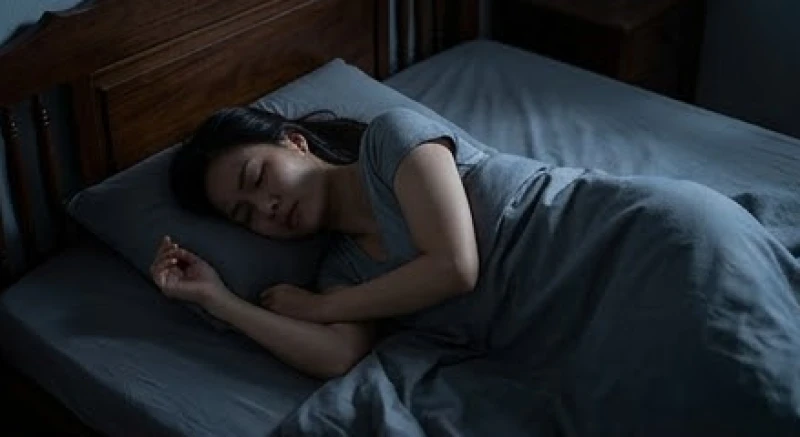 Người nằm ngủ trằn trọc trên giường với vẻ mặt đầy lo âu khi chu kỳ giấc ngủ tự nhiên bị xáo trộn mạnh