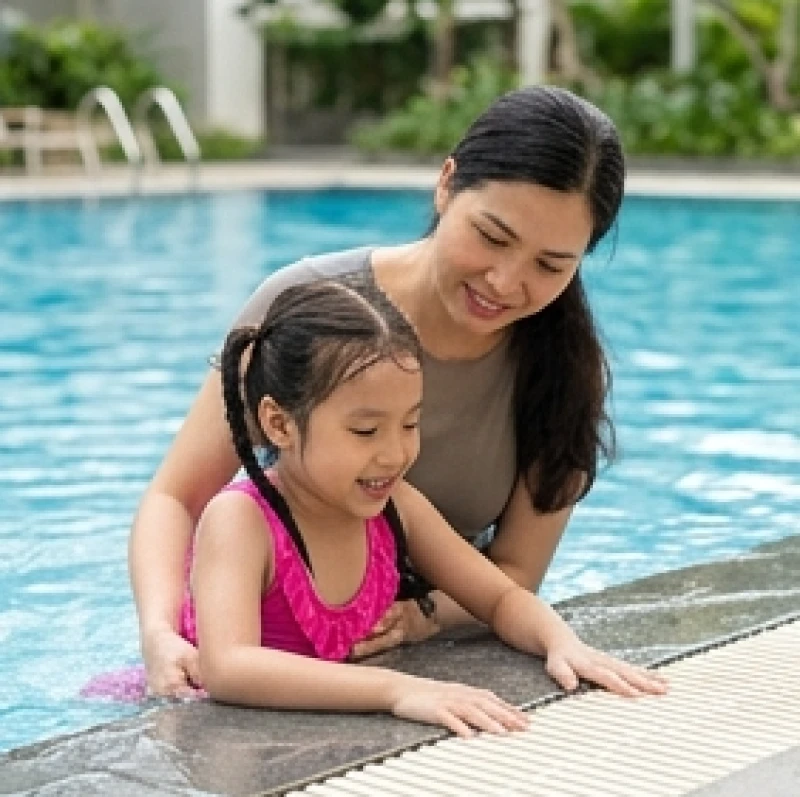Tử vi tuổi Kỷ Hợi 2019 năm 2027: Chi tiết sao hạn cho bé 4 Cha mẹ cẩn thận giám sát bé gái vui chơi an toàn bên cạnh hồ bơi trong vắt vào một ngày mùa hè rực rỡ