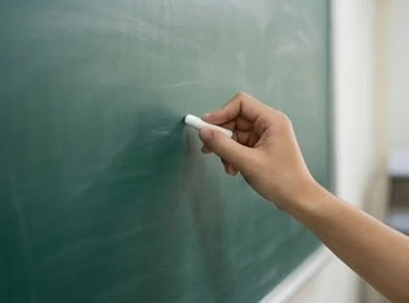 Mơ thấy đi học thi cử: Điềm báo, số may mắn & mẹo xả stress 8 Một bàn tay cầm viên phấn trắng viết nắn nót lên chiếc bảng xanh lớn trước một lớp học im ắng