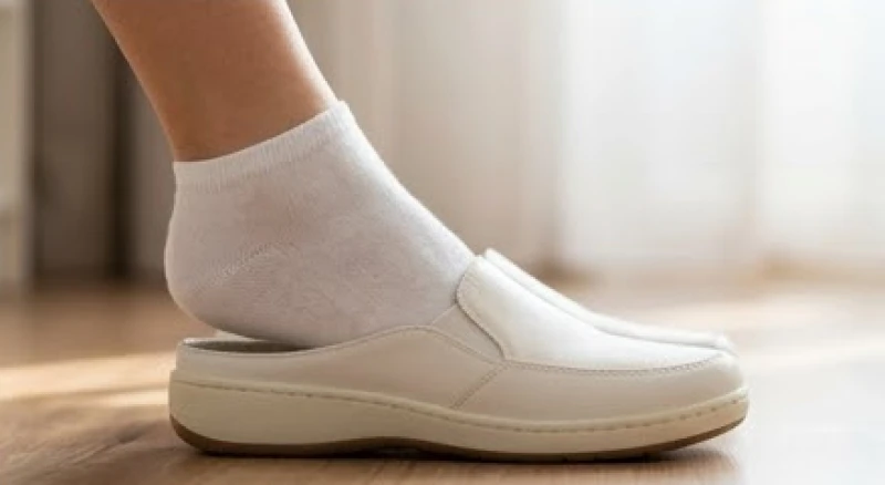 Mang tất cotton mềm mại và xỏ chân vào đôi giày đế đệm bọt biển để bảo vệ vùng da non sau khi tẩy sắc tố bằng laser