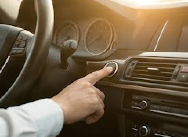 Tuổi Thìn mua xe ngày nào tốt: Bảng tra cứu 12 tháng 9 Bàn tay người lái xe đang ấn nút khởi động động cơ Start Stop trên bảng điều khiển xe ô tô