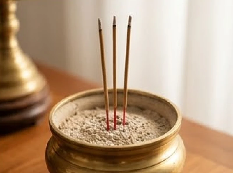 Ba nén chân nhang cũ cuộn tàn đẹp mắt được cắm ngay ngắn giữa bát hương