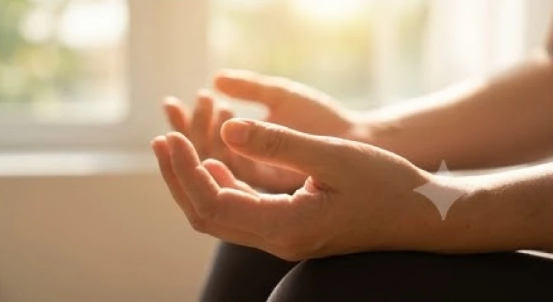 Đôi bàn tay chắp lại tĩnh tâm thả lỏng để xua tan những lo âu về tuổi thọ và giữ tinh thần an lạc