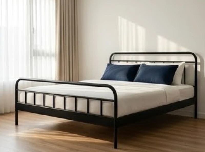 Hướng giường ngủ hợp tuổi Mão: Chuẩn kích thước và hóa giải 6 Khung giường sắt sơn tĩnh điện màu đen nổi bật giữa không gian phòng ngủ hiện đại