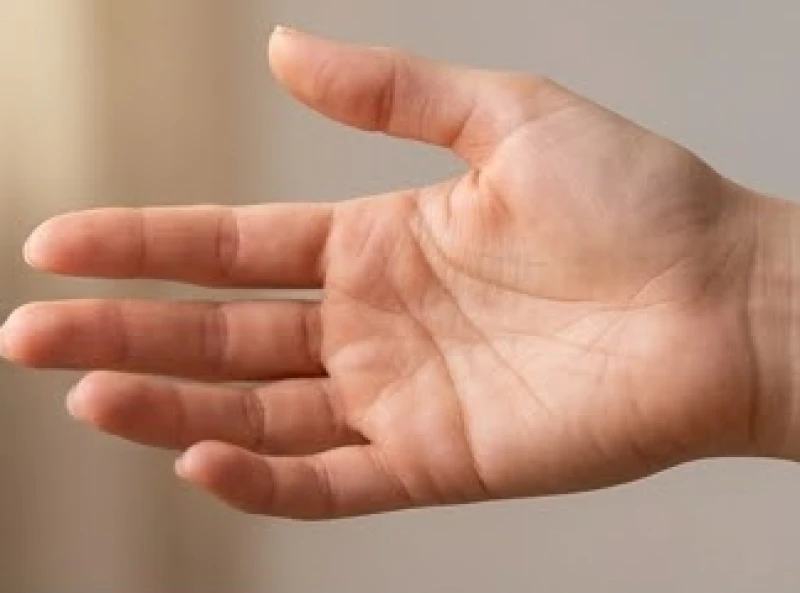 Nốt ruồi trong lòng bàn tay trái nữ: Giải mã gò & chỉ tay 3 Xòe căng các ngón tay để xác định nốt ruồi nằm trên gò thịt hay rãnh chỉ tay