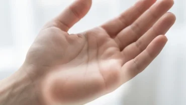 Bàn tay mở rộng với phần gò Thái Âm ở góc dưới nổi bật dưới ánh sáng tự nhiên