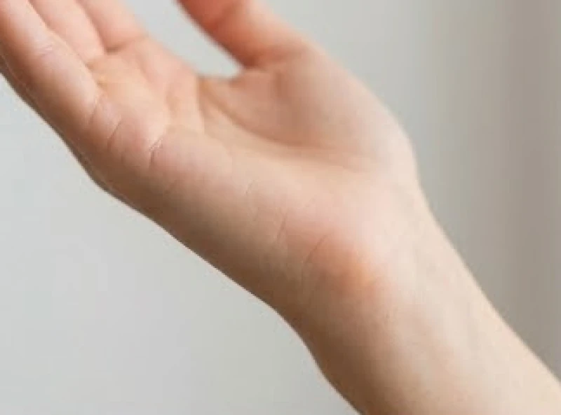 Đường chỉ tay nhỏ nằm ngang trên gò Thủy Tinh ngay phía dưới gốc ngón tay út