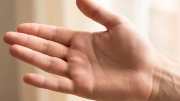 Bàn tay mở rộng để lộ gò Thủy Tinh trên bàn tay dưới gốc ngón út rõ nét