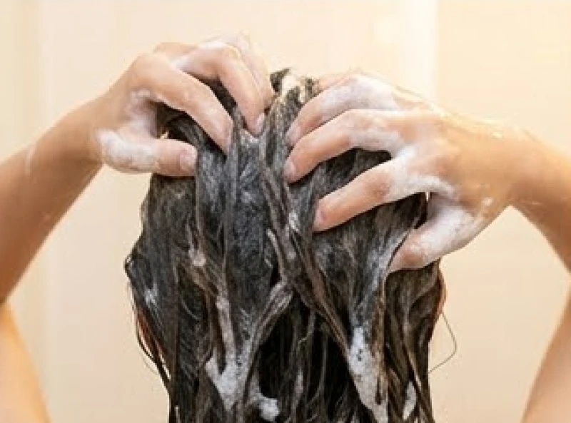 Dùng phần thịt của các ngón tay để massage bọt xà phòng nhẹ nhàng trên da đầu