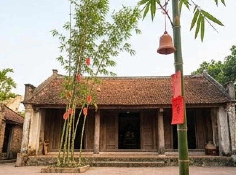 Cây tre nêu cao dựng trước sân đình làng ngày Tết chuẩn bị được tháo dỡ
