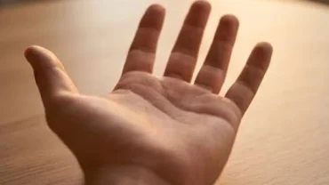 Bàn tay mở rộng hiển thị rõ hai đường thái dương song song dưới ngón áp út, thể hiện dấu hiệu tài lộc kép