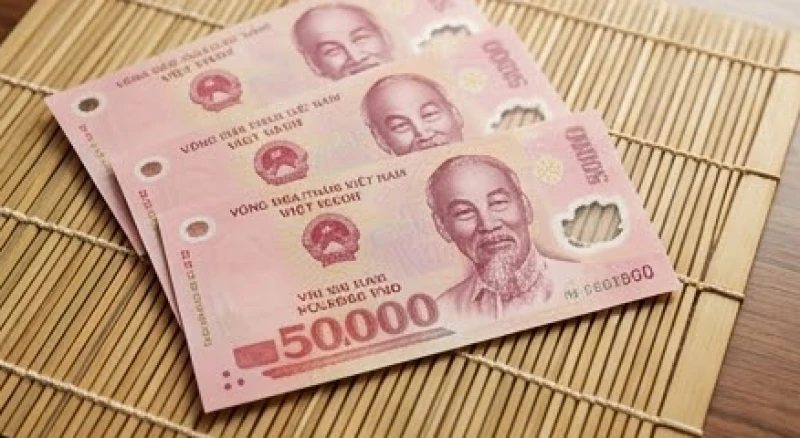 Hai tờ tiền 50 nghìn đồng xếp chồng lên nhau tượng trưng cho sự viên mãn và nhân đôi tài lộc