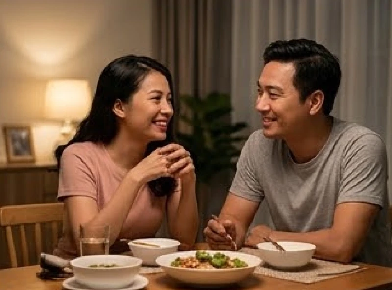 Mơ thấy vợ đi lấy chồng: Giải mã tâm lý & điềm báo theo bối cảnh 10 Hai vợ chồng mỉm cười cùng nhau thưởng thức bữa tối trong không gian gia đình ấm cúng