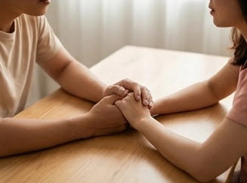 Mơ thấy vợ đi lấy chồng: Giải mã tâm lý & điềm báo theo bối cảnh 5 Bàn tay hai người nắm lấy nhau ngụ ý cho khát khao hàn gắn tình cảm sau nhiều sóng gió
