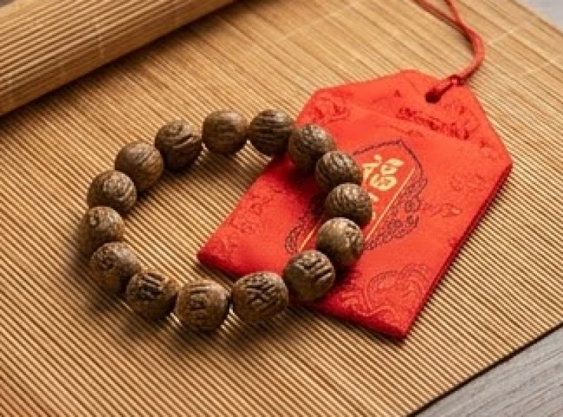Lá bùa bình an và vòng trầm hương giúp xua tan hung khí trong năm hạn Tam Tai