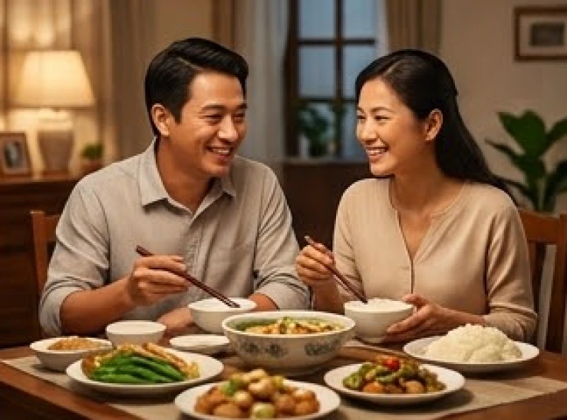 Cặp vợ chồng đang mỉm cười hạnh phúc bên mâm cơm gia đình ấm cúng và đầy ắp tiếng cười