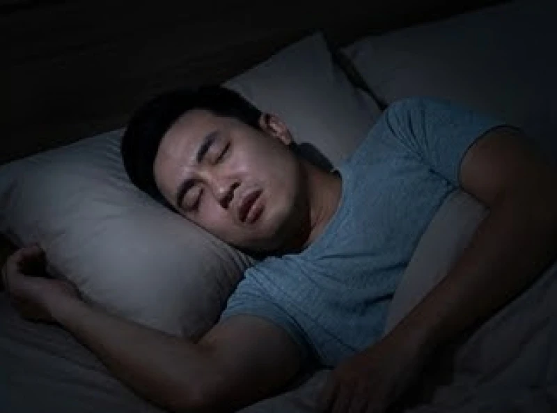 Người đàn ông ngủ say trong phòng tối đang trải qua cảm giác cơ thể bất động do bóng đè