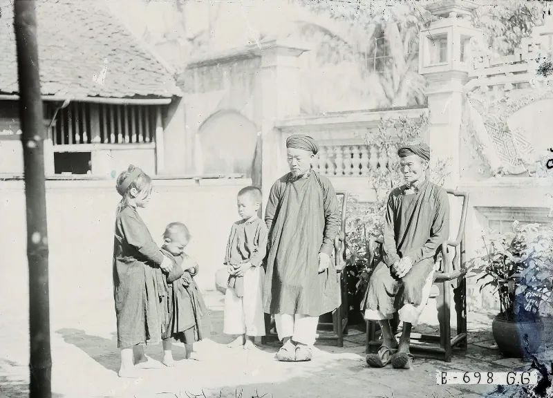 Hình ảnh trẻ em xúng xính áo mới đi chúc Tết ông bà ở làng quê Hà Đông, khoảng năm 1920 - 1929