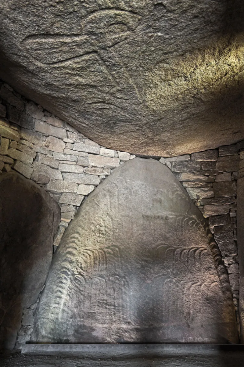 Hình: Nội thất mộ cự thạch “Table des Marchand” ở làng Locmariaquer, khoảng 3900 – 3800 BC, vịnh Morbihan, Brittany, Pháp.