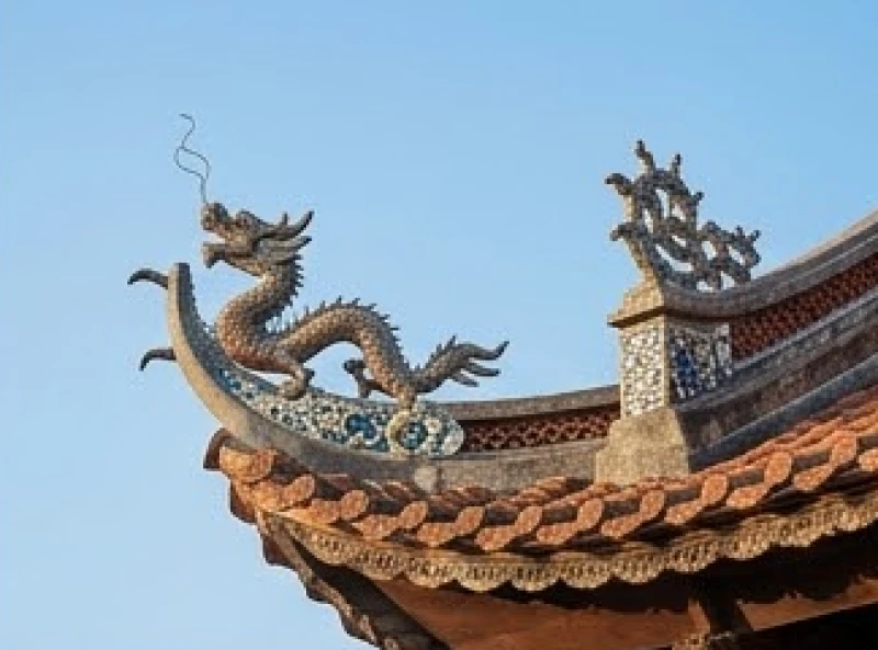 Chi tiết mái vòm đền chùa chạm khắc hình ảnh rồng uốn lượn hướng về bầu trời xanh tượng trưng cho uy quyền và vượng khí