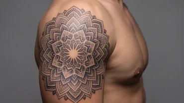 Hình xăm hoa văn hợp tuổi dần với thiết kế Mandala sắc nét trên bắp tay nam giới