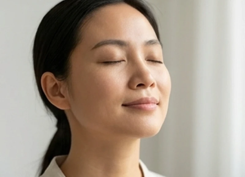Thực hành hít thở sâu và mỉm cười nhẹ để thả lỏng cơ hàm cùng vùng ấn đường giữa hai lông mày