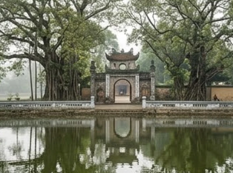 Văn khấn ngày tiệc Mẫu Hưng Yên: Bài cúng chuẩn và lịch dâng lễ 10 Khung cảnh thanh bình của hồ Bán Nguyệt ngay trước cổng đền Mẫu với bóng cây cổ thụ vươn dài