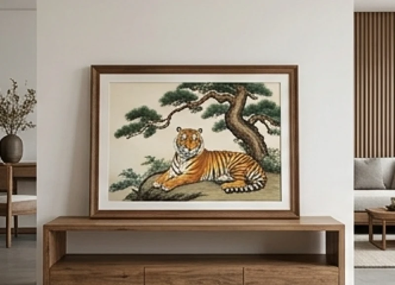 Bức tranh vẽ cảnh hổ nằm dưới gốc tùng cổ thụ tạo không gian sống thanh tịnh và hỗ trợ bản mệnh